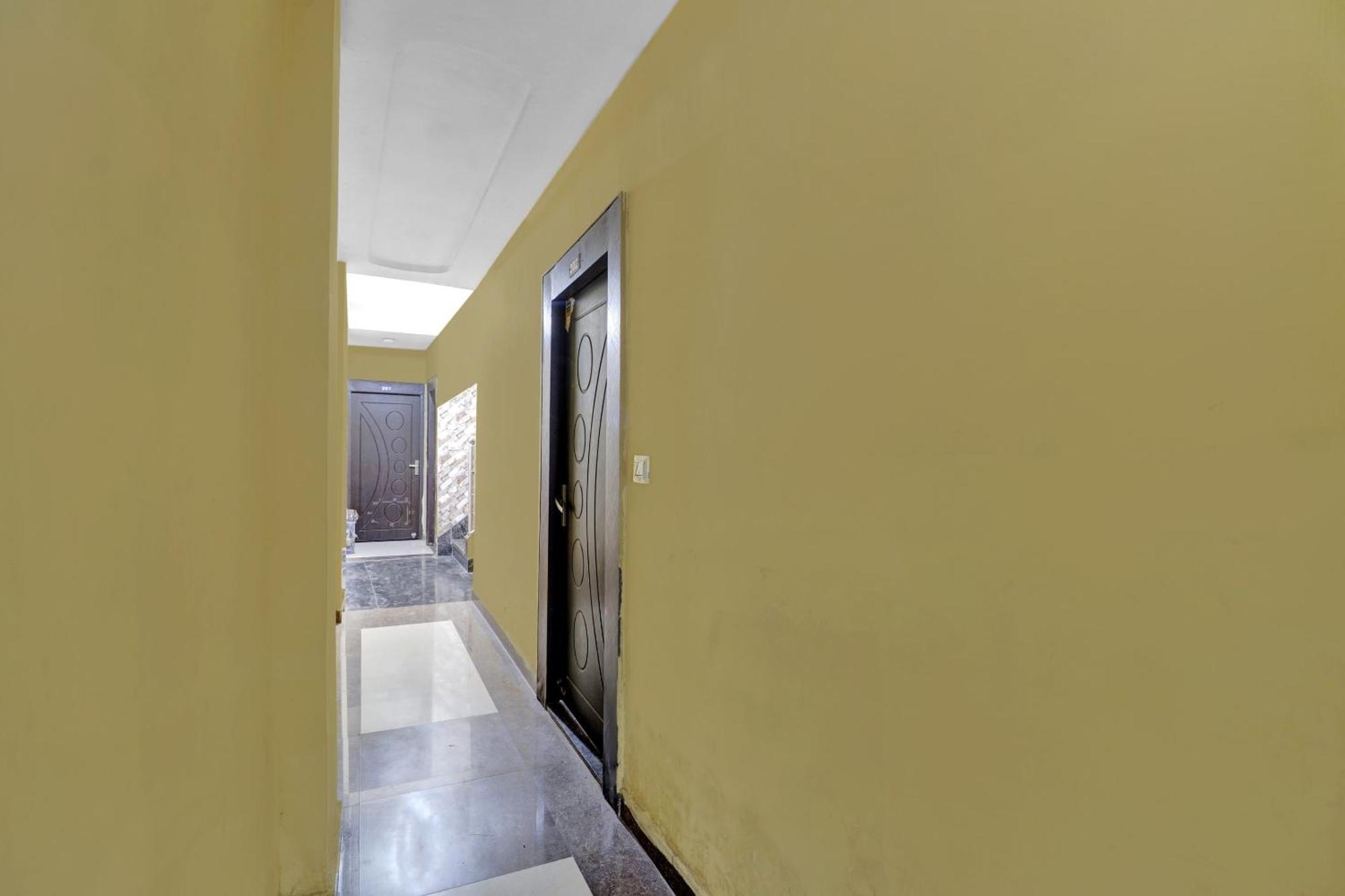 Capital O Royal Inn Near Laskar Гвалиор Экстерьер фото