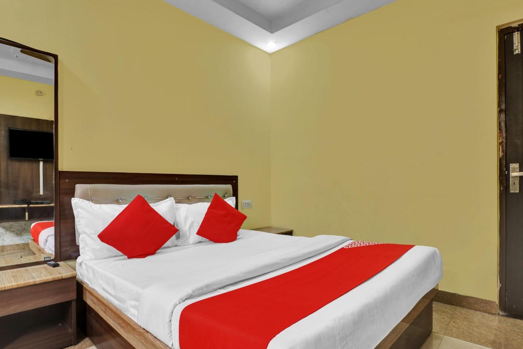 Capital O Royal Inn Near Laskar Гвалиор Экстерьер фото